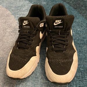 NIKE AIR MAX ~ Black & White